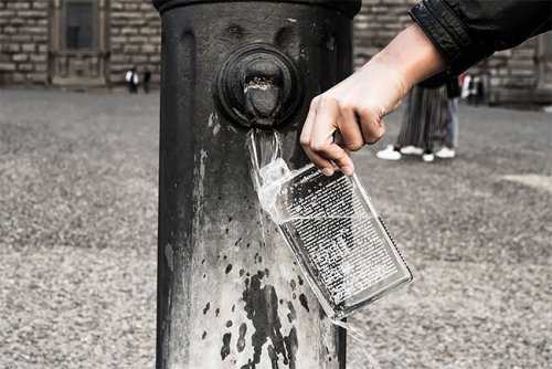 Дизайнер разработал идеальную бутылку для туристов: она указывает, где в городе можно найти питьевой фонтанчик (9 фото)