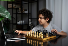 Возможно ли научить ребенка играть в шахматы онлайн: доступ к интеллектуальной игре в цифровую эпоху