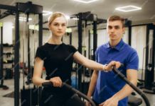 Групповые занятия или персональные тренировки с тренером: что выбрать для своего тела?