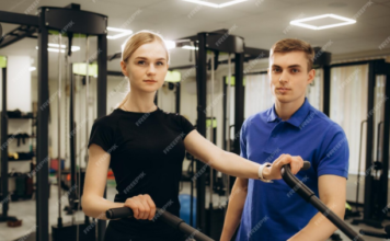 Групповые занятия или персональные тренировки с тренером: что выбрать для своего тела?
