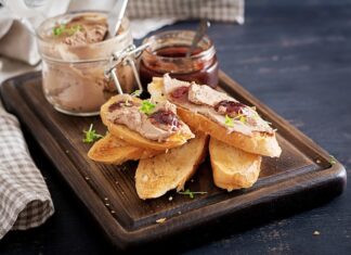 Шпроты на жареном хлебе: простая и вкусная закуска