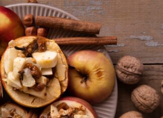 Яблоки с корицей в духовке