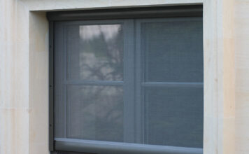 Защита от насекомых: рулонные москитные сетки на пластиковые окна