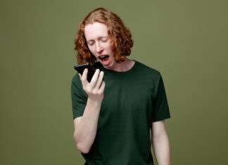 Причина грубого голоса у мужчин