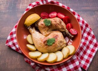 Куриная голень с картошкой в рукаве