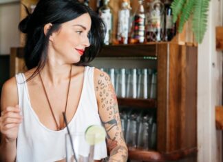 Татуировка розы на плече: значение и символика