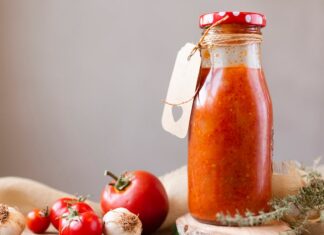 Кетчуп на зиму из помидор: простой рецепт