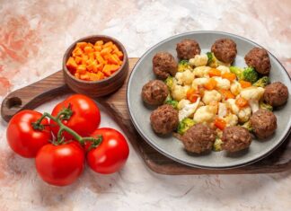 Фрикадельки с овощами в духовке