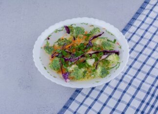 Простой салат из листьев салата