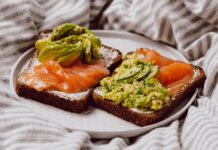 Бутерброды с сельдью и черным хлебом