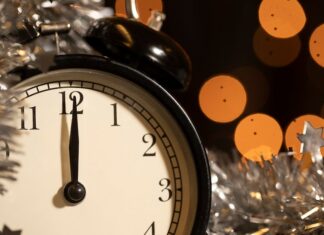 Значение времени на часах: 22:11