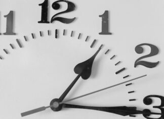 Часы показывают 22:33: значение и тайна