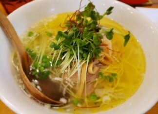 Вегетарианский суп из лапши и овощей