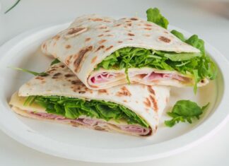 Лаваш с плавленым сыром и ветчиной