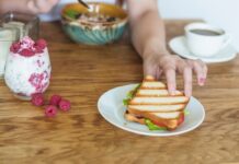 Приготовление сэндвича в мультипекаре