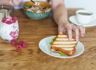 Приготовление сэндвича в мультипекаре