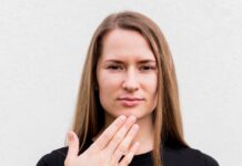 Чешется палец указательный на правой руке: причины и решения