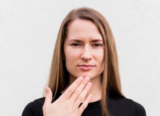 Чешется палец указательный на правой руке: причины и решения