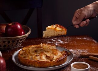 Шарлотка с яблоками в духовке