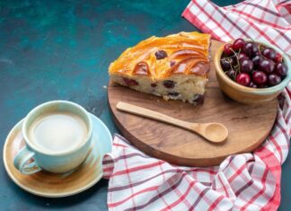 Пирог на молоке с вареньем