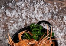 Жареные лангустины с чесноком на сковороде