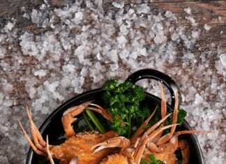 Жареные лангустины с чесноком на сковороде