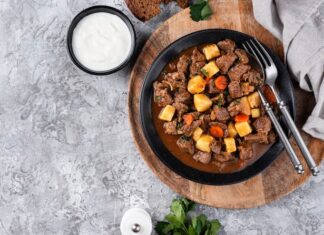 Тушеная свинина с картошкой в казане