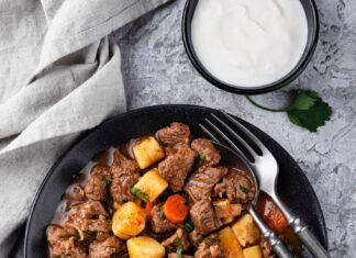 Тушеное мясо с капустой и картошкой