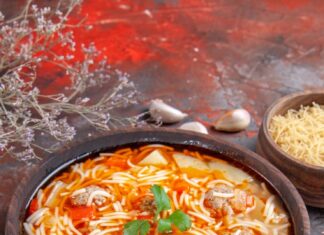 Лапша с яйцом и курицей: простой и вкусный суп