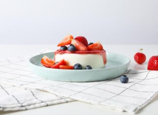 Десерт с желатином и сметаной