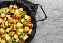 Жареная картошка с беконом на сковороде