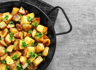 Жареная картошка с беконом на сковороде