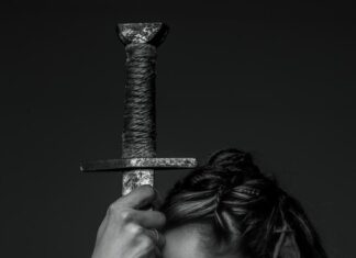 Королева мечей: стратегия двух мечей