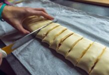 Сворачивание самсы из слоеного теста