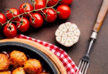 Ежики в томатно-сметанном соусе