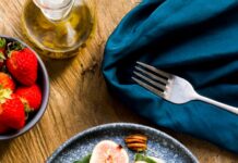 Салат с курицей, грибами и грецкими орехами