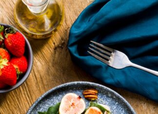 Салат с курицей, грибами и грецкими орехами