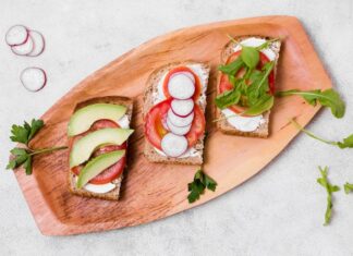 Бутерброд с лососем и творожным сыром