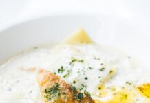 Минтай с молоком на сковороде