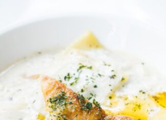 Минтай с молоком на сковороде