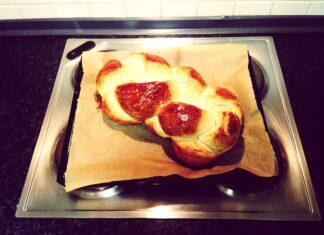 Рулет с вареньем в духовке: рецепт