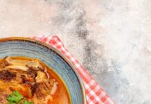 Щи из свинины и квашеной капусты