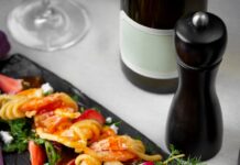 Салат с креветками и маслинами