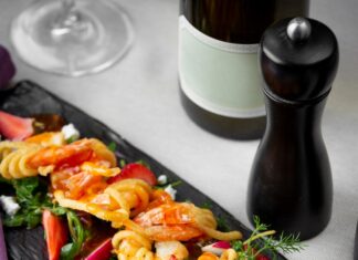 Салат с креветками и маслинами