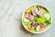 Салат из тунца с листьями салата