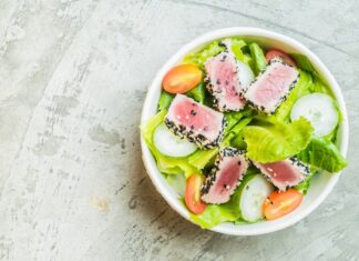 Салат из тунца с листьями салата