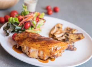 Грудка с шампиньонами в духовке