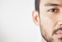 Родинка над правой бровью у мужчин: значение и поверья