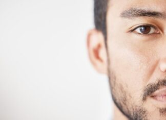 Родинка над правой бровью у мужчин: значение и поверья