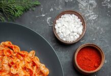 Макароны с луком и томатной пастой